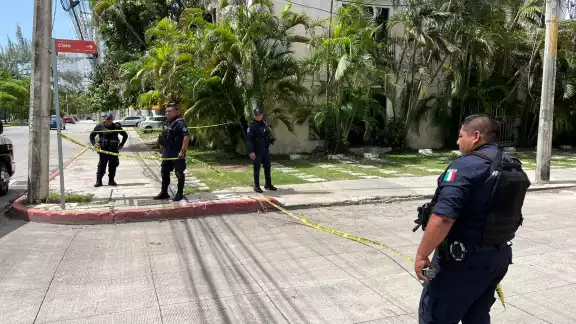 Policías mantienen acordonada el área tras el enfrentamiento