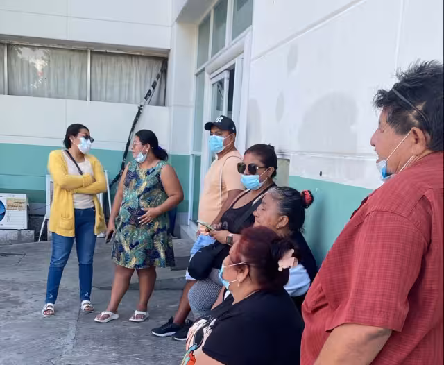 Trabajadores del Hospital Rural IMSS-Bienestar "María del Socorro Quiroga Aguilar" se manifestaron para exigir el pago de su aguinaldo