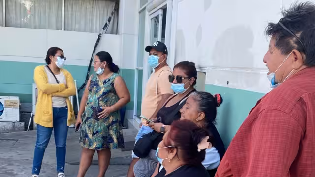 Trabajadores del Hospital Rural IMSS-Bienestar "María del Socorro Quiroga Aguilar" se manifestaron para exigir el pago de su aguinaldo