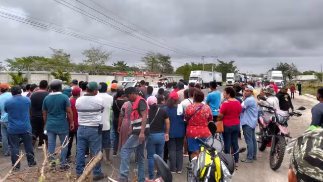 Como medida de presión, los habitantes de siete comunidades han bloqueado las carreteras para que las autoridades los volteen a ver