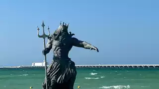 Clausuran estatua de Poseidón en Progreso