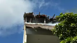 Incendio en fachada de un edificio, moviliza a cuerpos de emergencia en Tulum; no reportan heridos