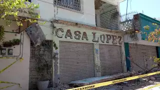 Centro Histórico de Chetumal en plena decadencia: Fachada de tienda de importaciones se derrumba  