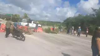 Habitantes de Caobas bloquean la carretera Escárcega–Chetumal por la falta de energía eléctrica desde el viernes