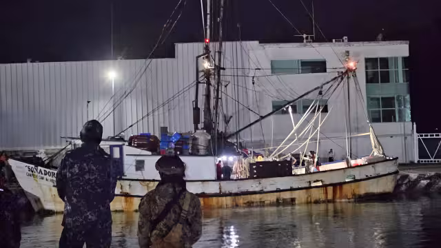El barco camaronero "Soñadora" fue detenido por la Armada de México en la Sonda de Campeche