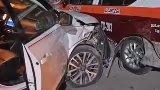 Camioneta impacta taxi estacionado en Escárcega; el responsable huye del lugar