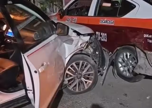 Conductor ebrio abandona camioneta tras choque