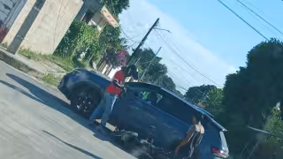 Un repartidor en moto chocó contra una camioneta en la colonia La Playa, Champotón.