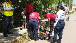 Mujer cae de su motocicleta al evitar atropellar a un niño en José María Morelos