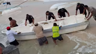 Intenso oleaje arrastra alijos hacia el mar en el malecón de Progreso