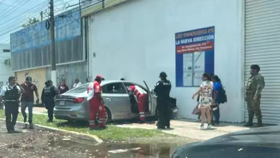 El auto MG terminó proyectado en la pared de un negocio de herrería. El auto MG terminó proyectado en la pared de un negocio de herrería.