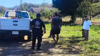 La camioneta que trasladaba la maquinaría fue detenida por la policía.