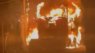 Incendian dos tráilers en la colonia In-House de Playa del Carmen;  llamas casi alcanzan viviendas