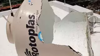 La intensa tormenta eléctrica que sacudió a Valladolid dejó como saldo un tinaco destruido