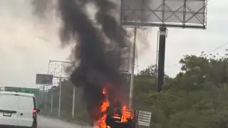 Camioneta se incendia en carretera Tulum–Playa; ocupantes logran salir ilesos