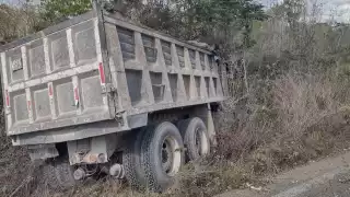 Choque de volquetes del Tren Maya en la vía Muna-Felipe Carrillo Puerto deja un motociclista herido