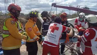 Chofer de un tráiler queda prensado tras volcar en la vía Mérida-Cancún