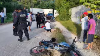 Motociclista inicia mal su día tras derrapar afuera de su casa en Tizimín