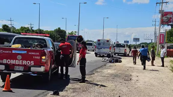 Paramédicos atendieron al motociclista lesionado. Paramédicos atendieron al motociclista lesionado.