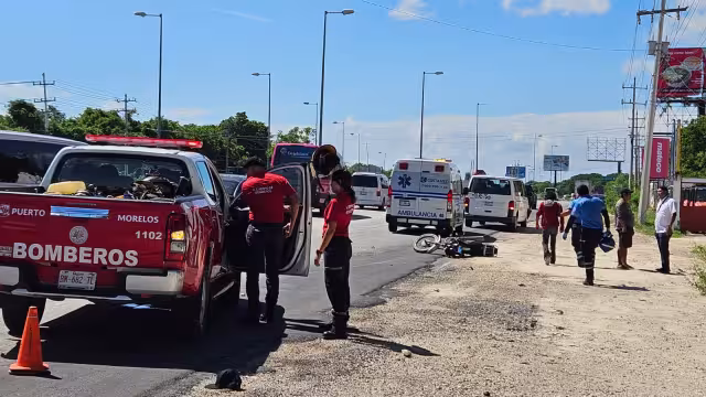 Paramédicos atendieron al motociclista lesionado.