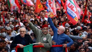 Lula da Silva realizó un recorrido en Porto Allegre de cara a la segunda vuelta.