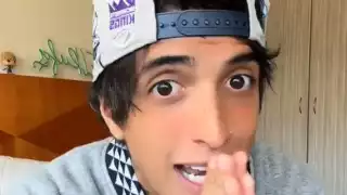 El turista junto con su grupo de amigos fueron interceptados por taxistas al tomar un Uber