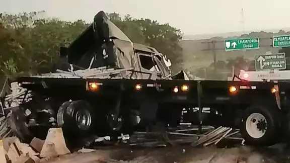 Un tráiler volcó cerca de la caseta de cobro en la autopista Campeche – Champotón, bloqueando completamente el carril y causando una fila de vehículos.