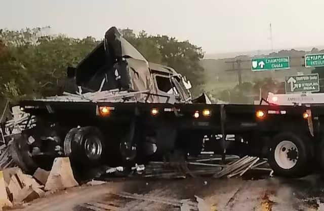 Un tráiler volcó cerca de la caseta de cobro en la autopista Campeche – Champotón, bloqueando completamente el carril y causando una fila de vehículos.