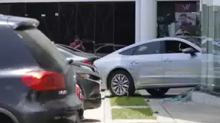 Conductor se estrella contra el local de una plaza al Norte de Mérida