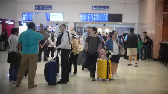 El vuelo aterrizó con dos horas y media de retraso El vuelo aterrizó con dos horas y media de retraso