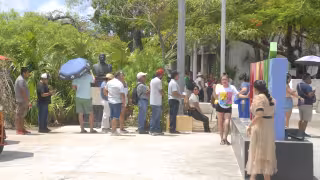 Locales y turistas se resguardan del intenso calor, de hasta 45 grados en el centro del estado, con sombrillas y bebidas hidratantes