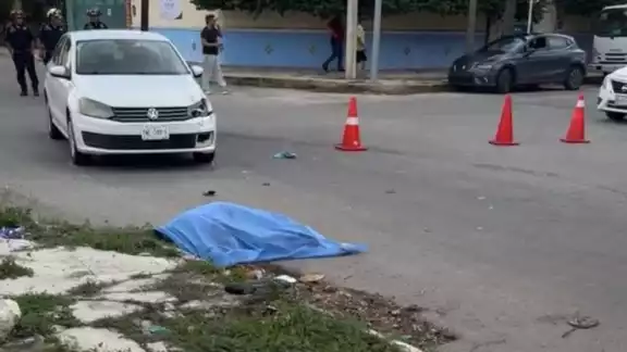 El motociclista no se percató del disco de alto debido a que se encuentra cubierto por la vegetación El motociclista no se percató del disco de alto debido a que se encuentra cubierto por la vegetación