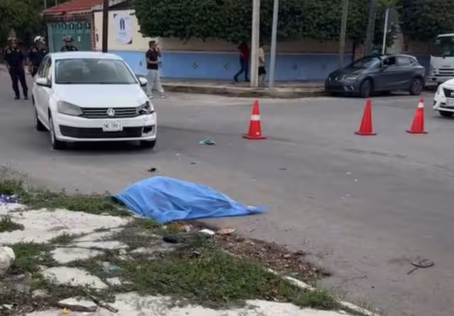 El motociclista no se percató del disco de alto debido a que se encuentra cubierto por la vegetación