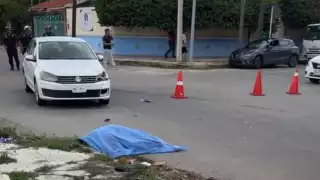 El motociclista no se percató del disco de alto debido a que se encuentra cubierto por la vegetación