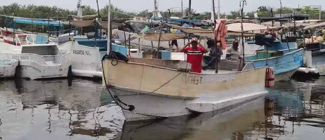 Luego de no poder trabajar varios días, por el mal tiempo, los marineros comenzaron a alistar sus lanchas para zarpar de nuevo