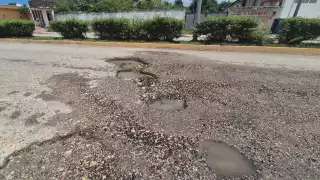 Conductores denuncian que la avenida Eugenio Echeverría Castellot en Champotón está llena de baches.