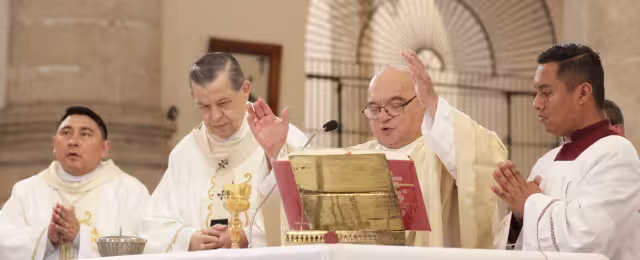 La misa de aniversario, presidida por el propio Monseñor Mena Díaz, fue una oportunidad para dar gracias a Dios por su ministerio