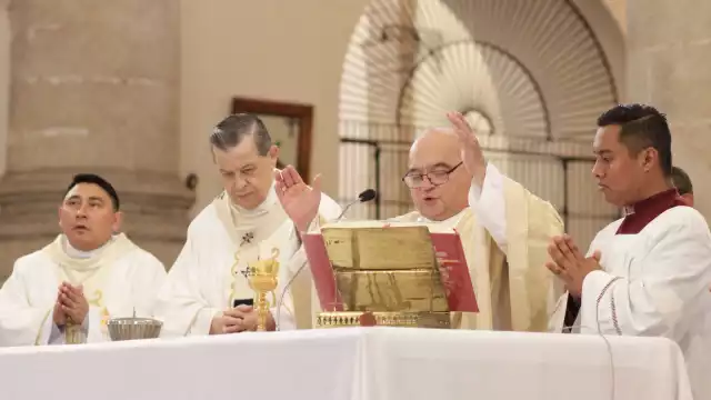 La misa de aniversario, presidida por el propio Monseñor Mena Díaz, fue una oportunidad para dar gracias a Dios por su ministerio