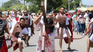 Más de 50 personas participaron activamente en la puesta en escena, dando vida a los distintos personajes de la Pasión de Cristo