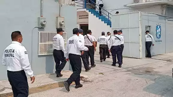 La segunda parte de la queja es que la autoridad sí benefició a cuatro elementos administrativos, pero de manera ilegal