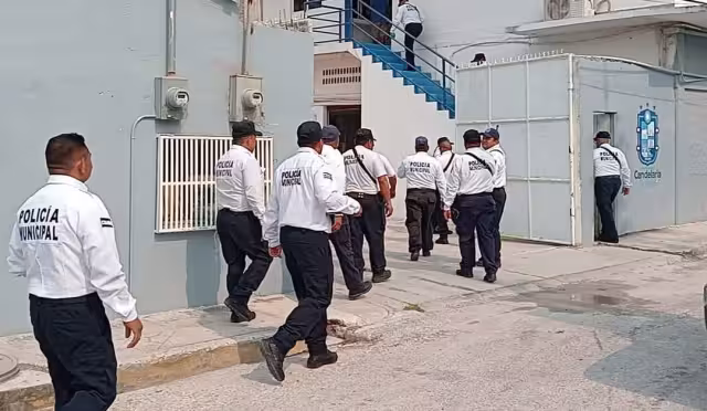 La segunda parte de la queja es que la autoridad sí benefició a cuatro elementos administrativos, pero de manera ilegal