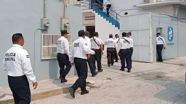 La segunda parte de la queja es que la autoridad sí benefició a cuatro elementos administrativos, pero de manera ilegal