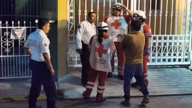 Los paramédicos intentaron darle atención médica, pero el hombre se negó.