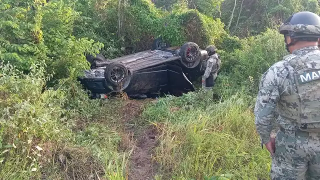 Elementos de la Marina revisaron el auto y los alrededores en busca de evidencia.
