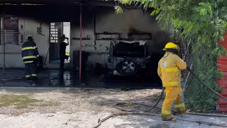 Incendio de camioneta moviliza cuerpos de emergencia en Ciudad del Carmen