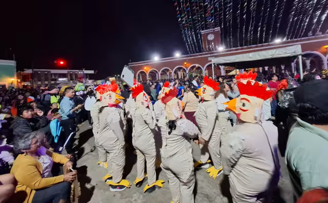Multitud abarrotó el baile del carnaval en Hecelchakán.
