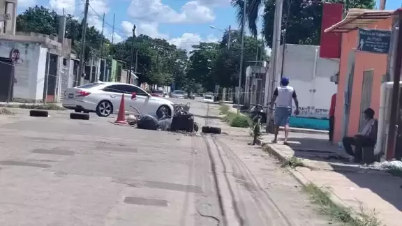 Con llantas, cubetas, ramas y otros objetos, los afectados bloquearon la calle Con llantas, cubetas, ramas y otros objetos, los afectados bloquearon la calle