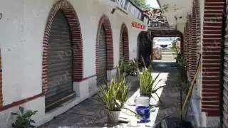 Se estima que sólo cinco o seis locales permanecen abiertos al público, mientras que el resto son usados como bodegas