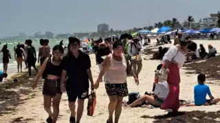 Familias 'abarrotan' las playas de Progreso ante el inicio de las vacaciones de Verano