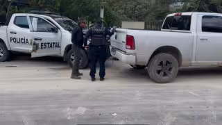 Exceso de velocidad ocasiona choque de patrulla contra camioneta estacionada